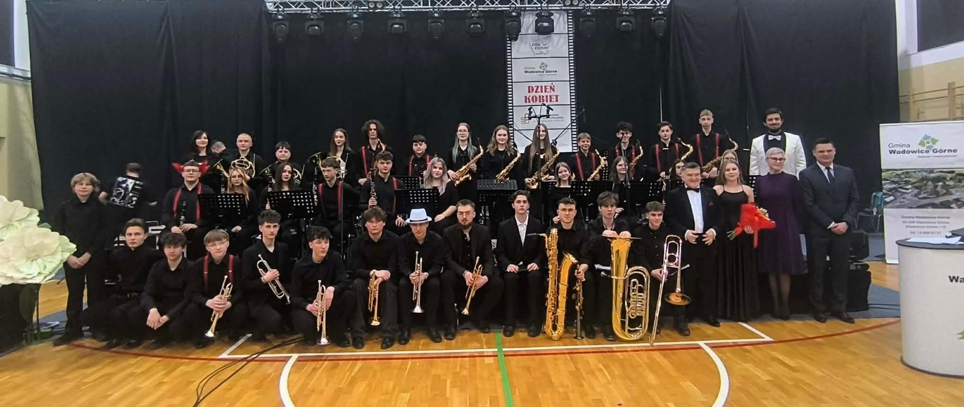 członkowie orkiestry dętej PSM Mielec II stopnia, podczas koncertu w hali widowiskowo-sportowej w Wadowicach Dolnych