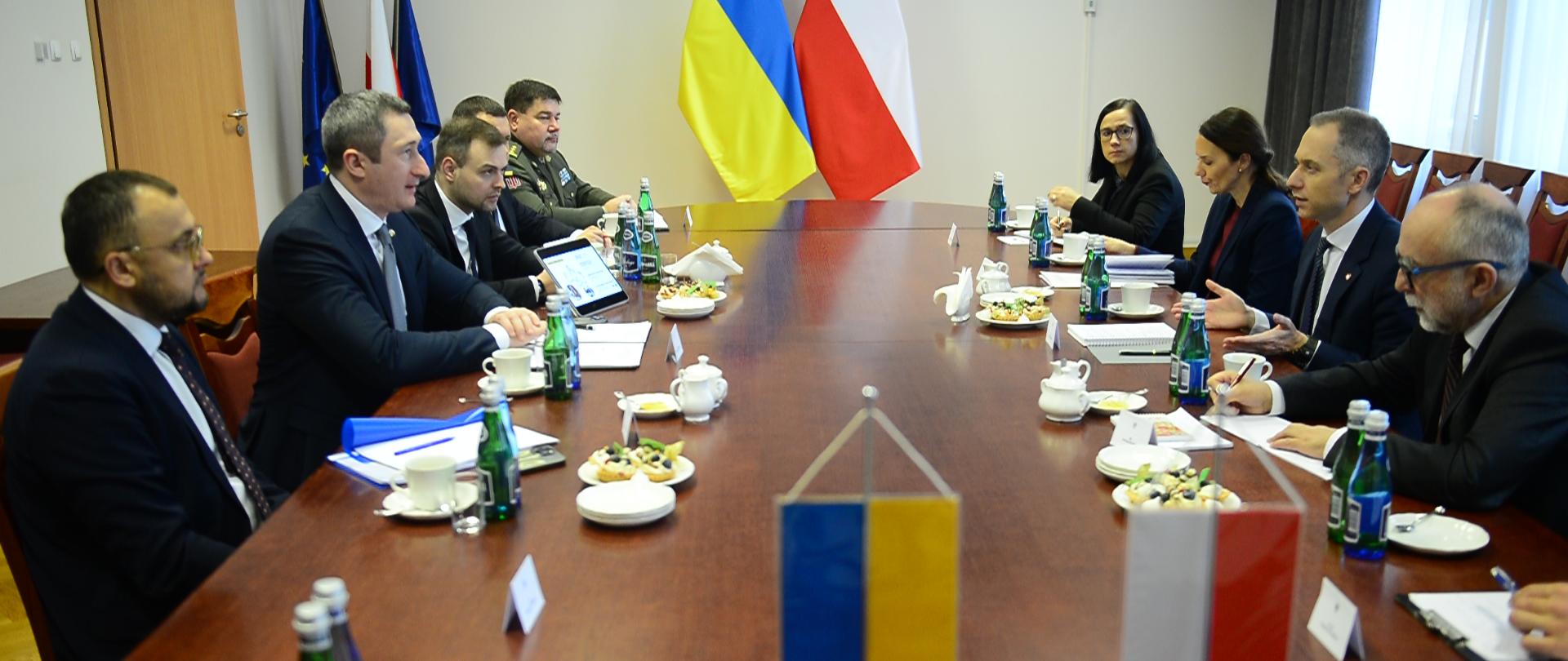 Aktualna sytuacja bezpieczeństwa w regionie oraz wsparcie dla Ukrainy to główne tematy omawiane w trakcie rozmów sekretarza stanu Cezarego Tomczyka z wicepremierem Ukrainy Ołeksijem Czernyszowem, które odbyły się 8 stycznia 2025 roku w Warszawie. 