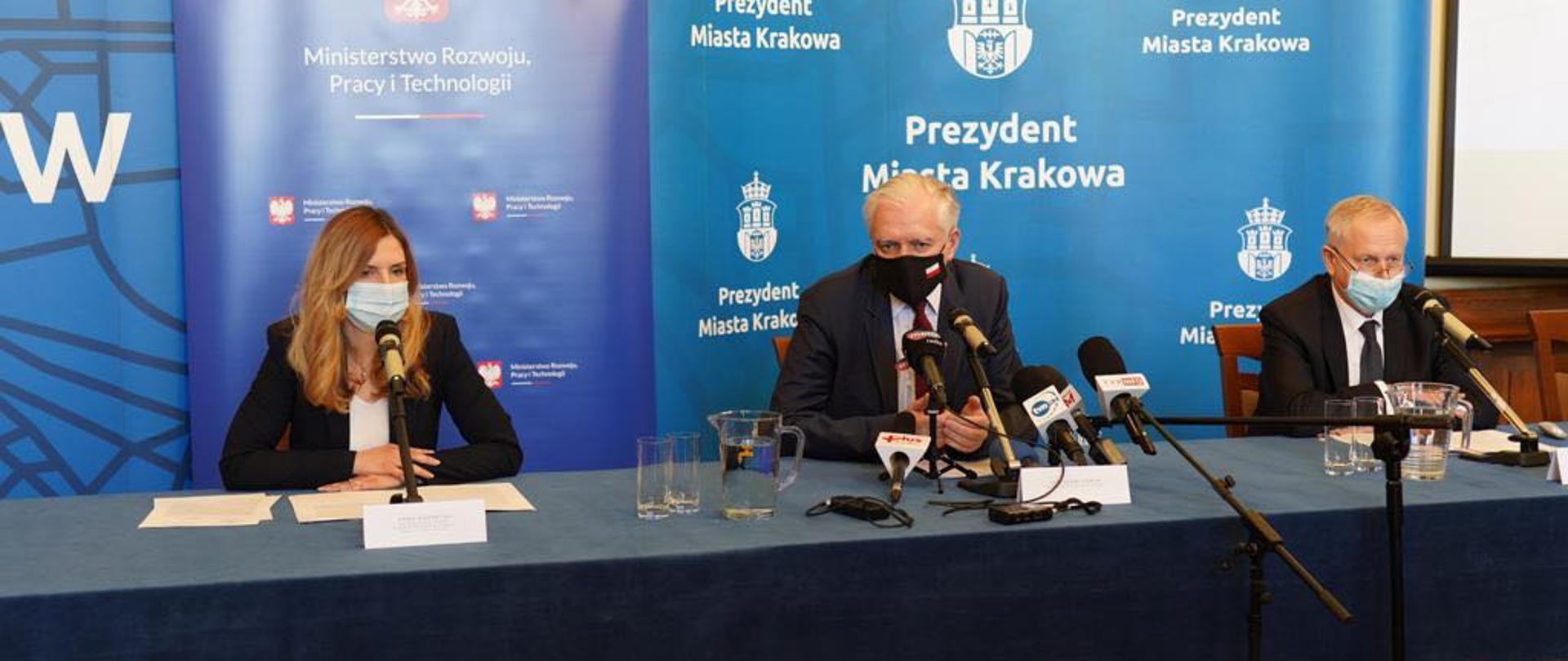 Zdjęcie przedstawia premiera J. Gowina, minister A. Kornecką, zastępcę prezydenta Miasta Krakowa Jerzego Muzyka na konferencji prasowej dot. wsparcia budownictwa komunalnego w Krakowie
