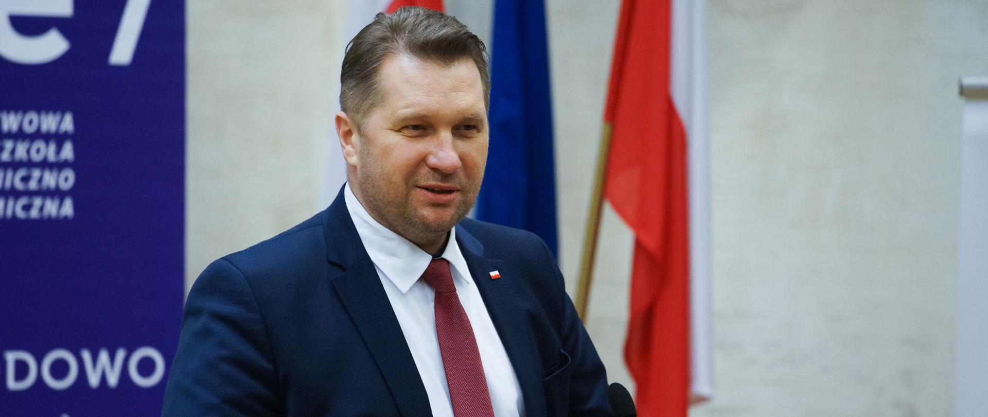 minister Czarnek przemawia do mikrofonu podczas wizyty na uczelni w Jarosławiu