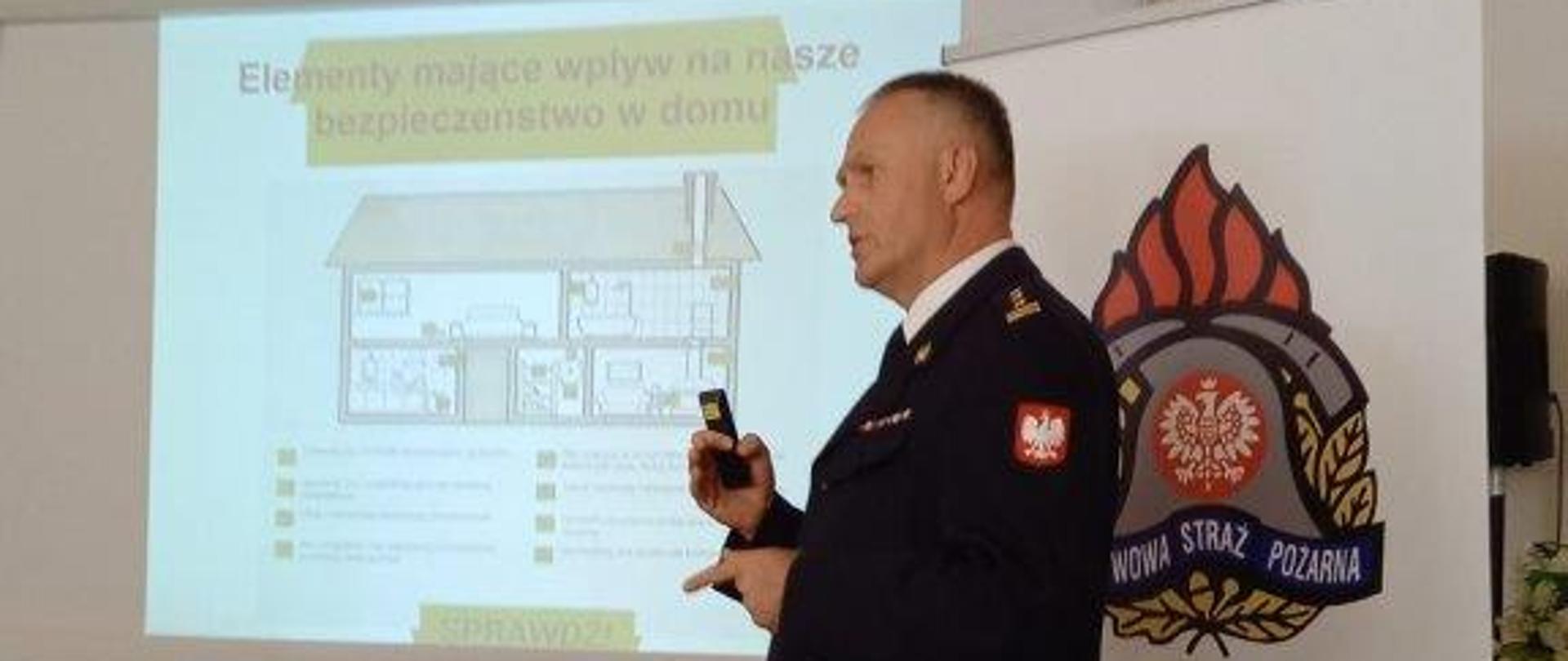 Na zdjęciu widoczny jest zastępca komendanta powiatowego jako prelegent kampanii Nowy sezon grzewczy w pomieszczeniu Urzędu Miasta Krosno Odrzańskie.
