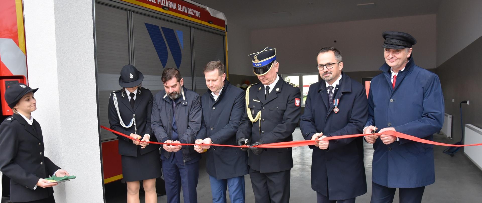 symboliczne przecięcie wstęgi przez włodarzy 