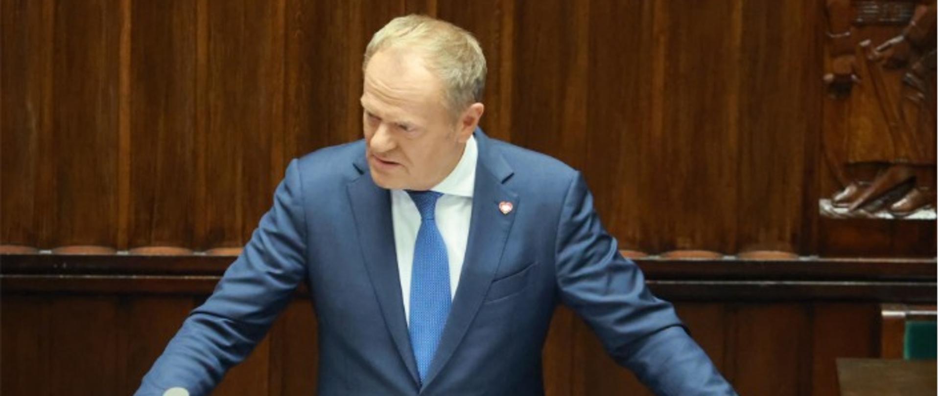 Premier Donald Tusk przemawia z mównicy sejmowej