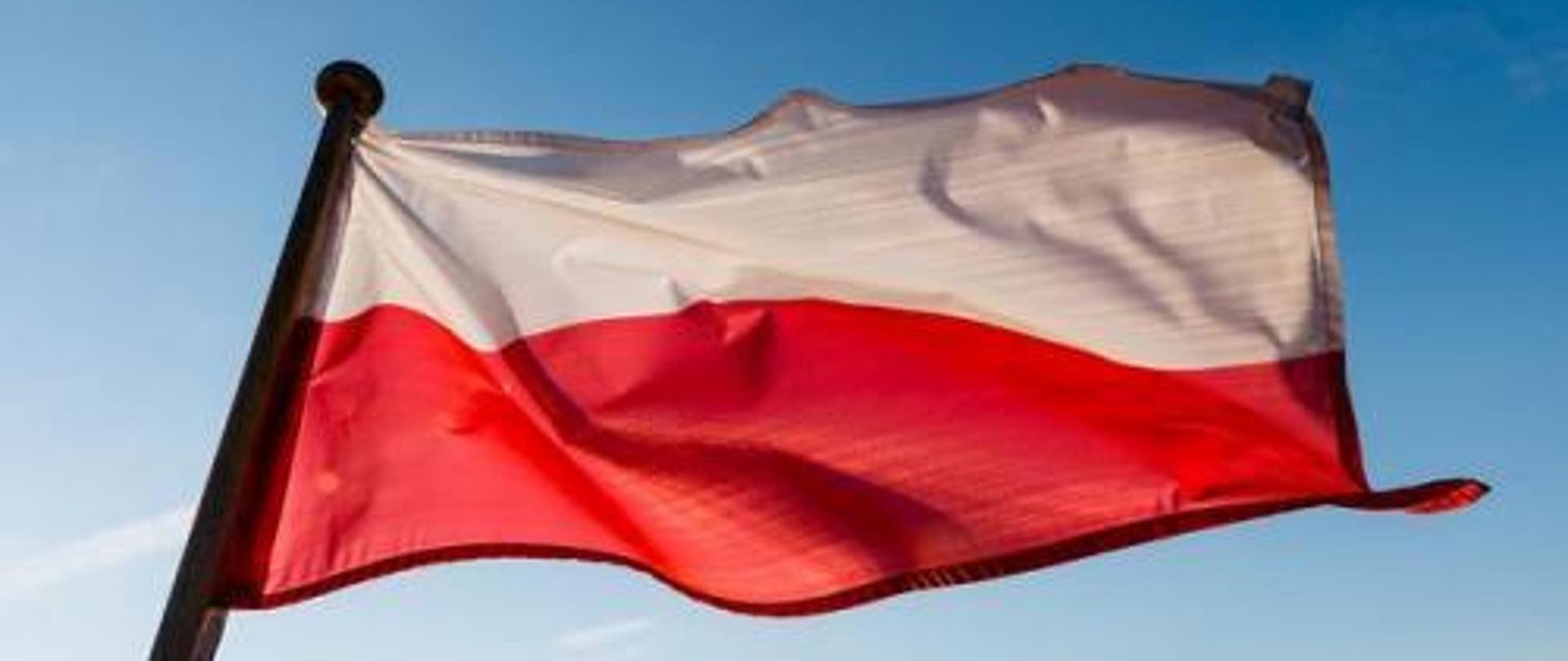 Na zdjęciu flaga Rzeczypospolitej Polskiej