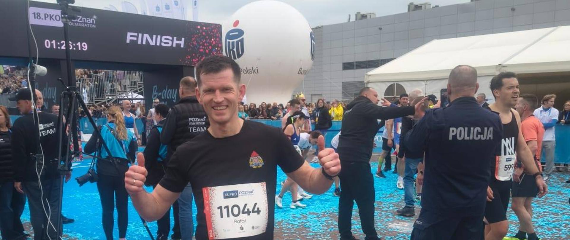 Na zdjęciu strażak z Braniewa w stroju sportowym na mecie biegu.