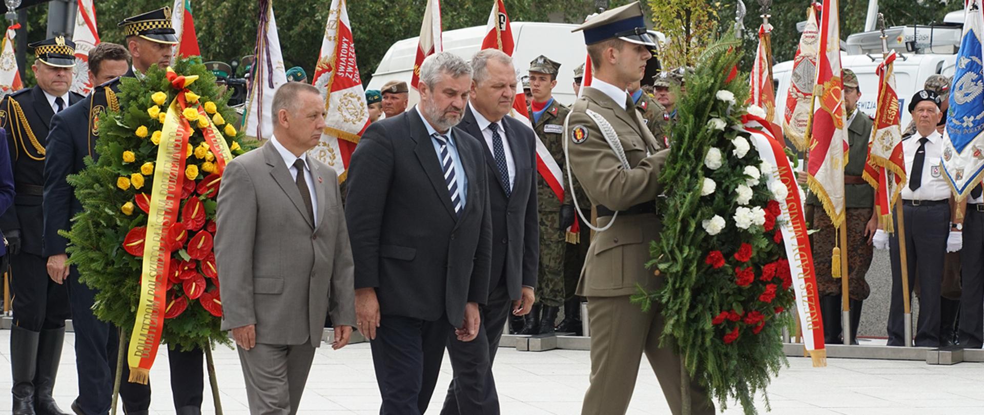 Złożenie wieńca przez Min. Ardanowskiego i podsekretarza stanu Ryszarda Zarudzkiego oraz ministra finansów Mariana Banasia