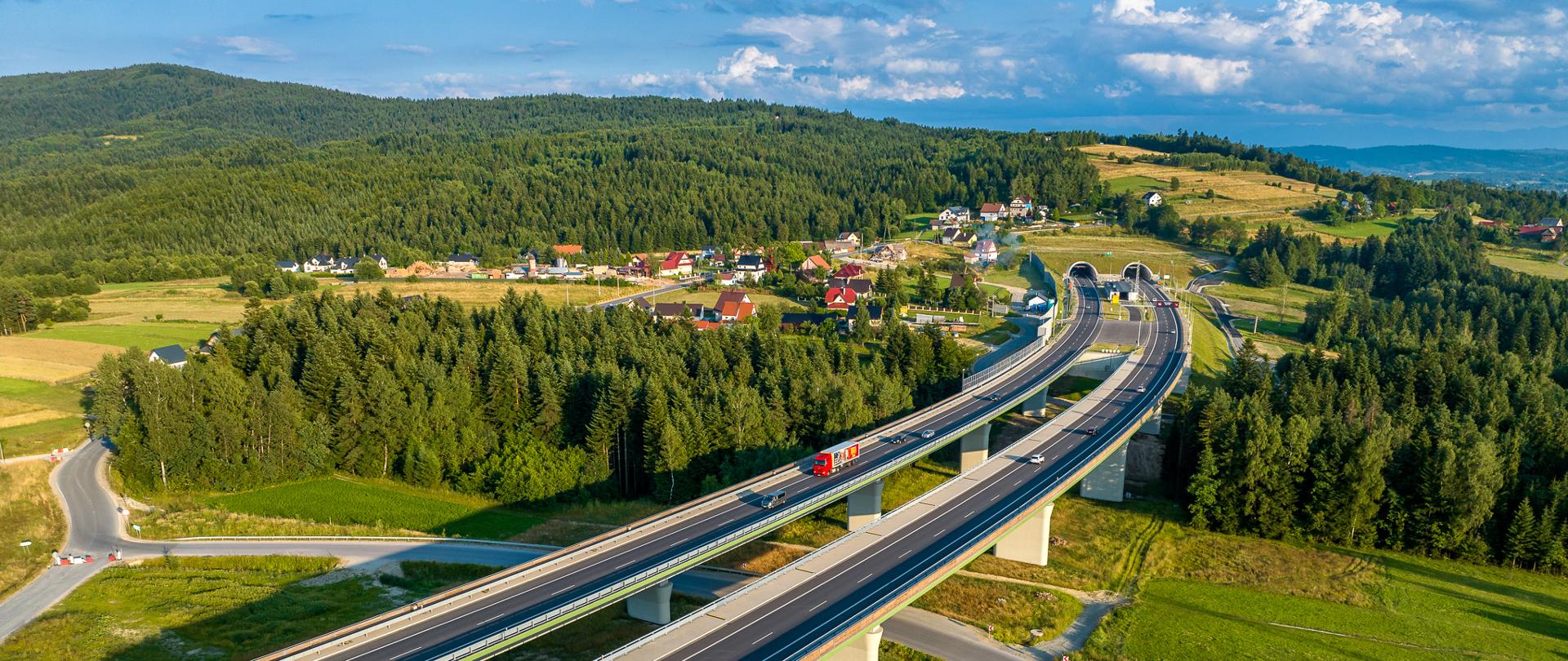 Tunel pod Luboniem Małym S7, wjazd od strony północnej widziany z lotu ptaka, przed portalem estakada