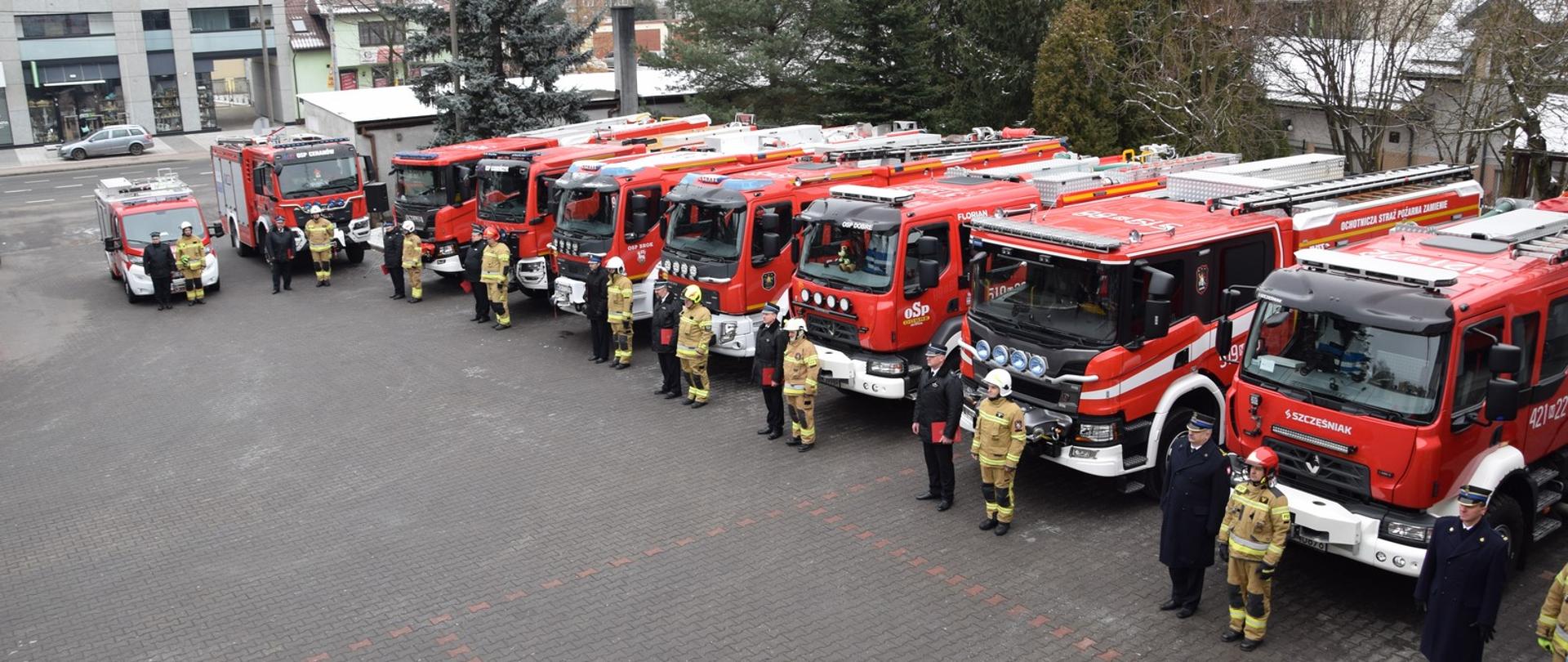 uroczysta zbiórka z okazji przekazania pojazdów