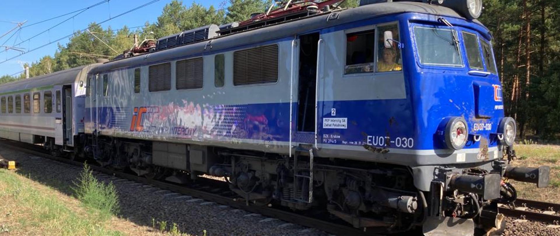 Na zdjęciu widzimy pociąg, który potrącił stado krów 