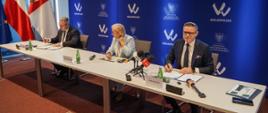 Ministra klimatu i środowiska Paulina Hennig-Kloska, Jacek Bogusławski, Członek Zarządu Województwa Wielkopolskiego oraz Rafał Ratajczak, Prezes Zarządu Wojewódzkiego Funduszu Ochrony podczas podpisania listu intencyjnego w sprawie poprawy efektywności energetycznej wielorodzinnych budynków mieszkalnych na terenach wiejskich i miejsko-wiejskich, ze szczególnym uwzględnieniem osiedli po dawnych PGR-ach. 
