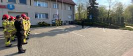 Na zdjęciu funkcjonariusze Komendy Powiatowej PSP w Pleszewie podczas uroczystego podniesienia flagi państwowej.