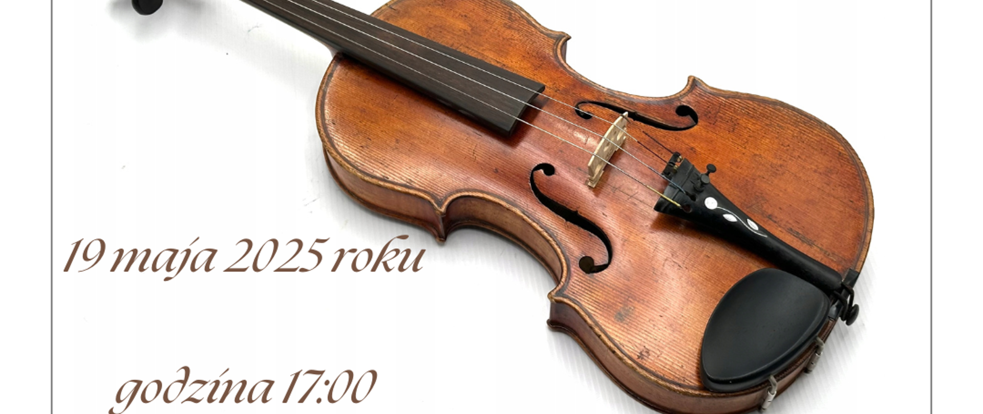 Zdjęcie przedstawia brązowe skrzypce oraz informację, że audycja klas skrzypiec odbędzie się 19 maja 2025 r. o godzinie 17:00
