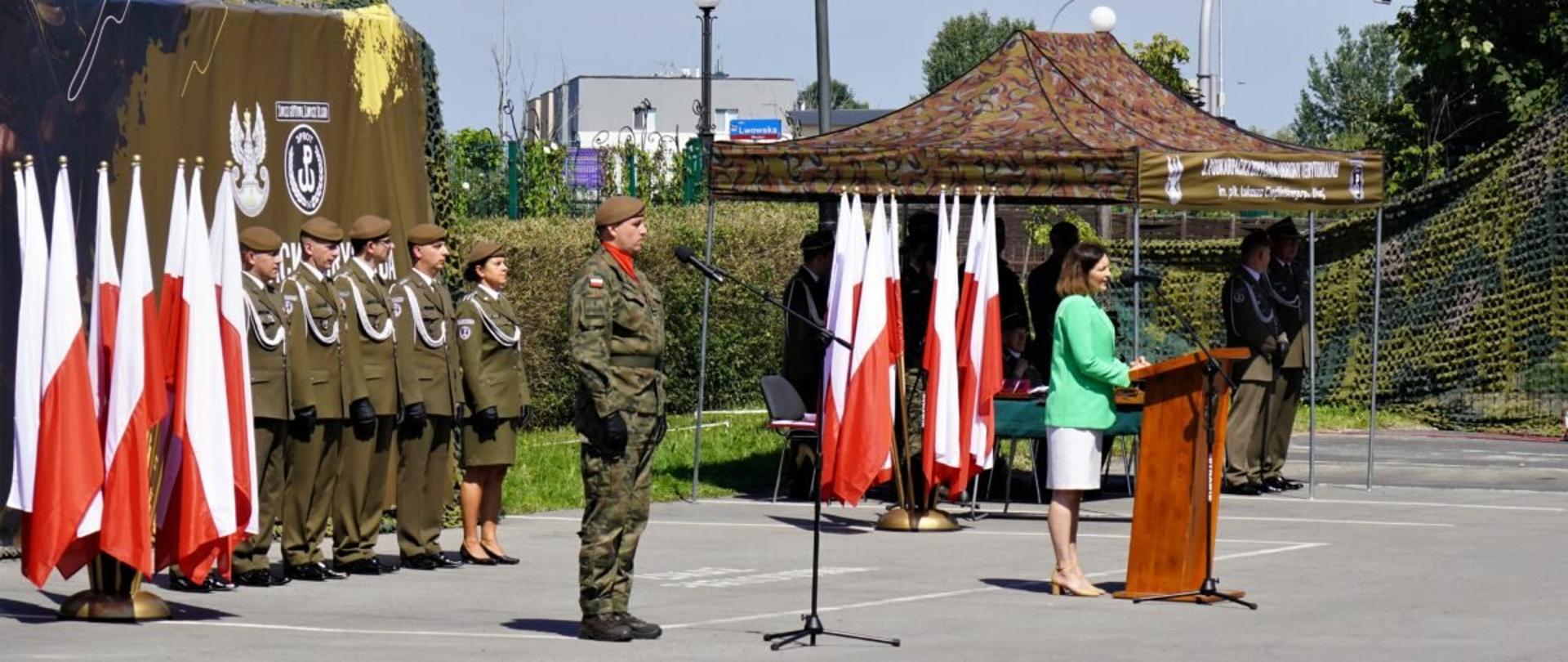 Wojewoda podkarpacki Ewa Leniart zabiera głos podczas Święta Wojska Polskiego