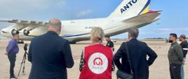 Odbiór pierwszego transportu polskiej pomocy humanitarnej, na zdjęciu w środku Ambasador RP w Bejrucie