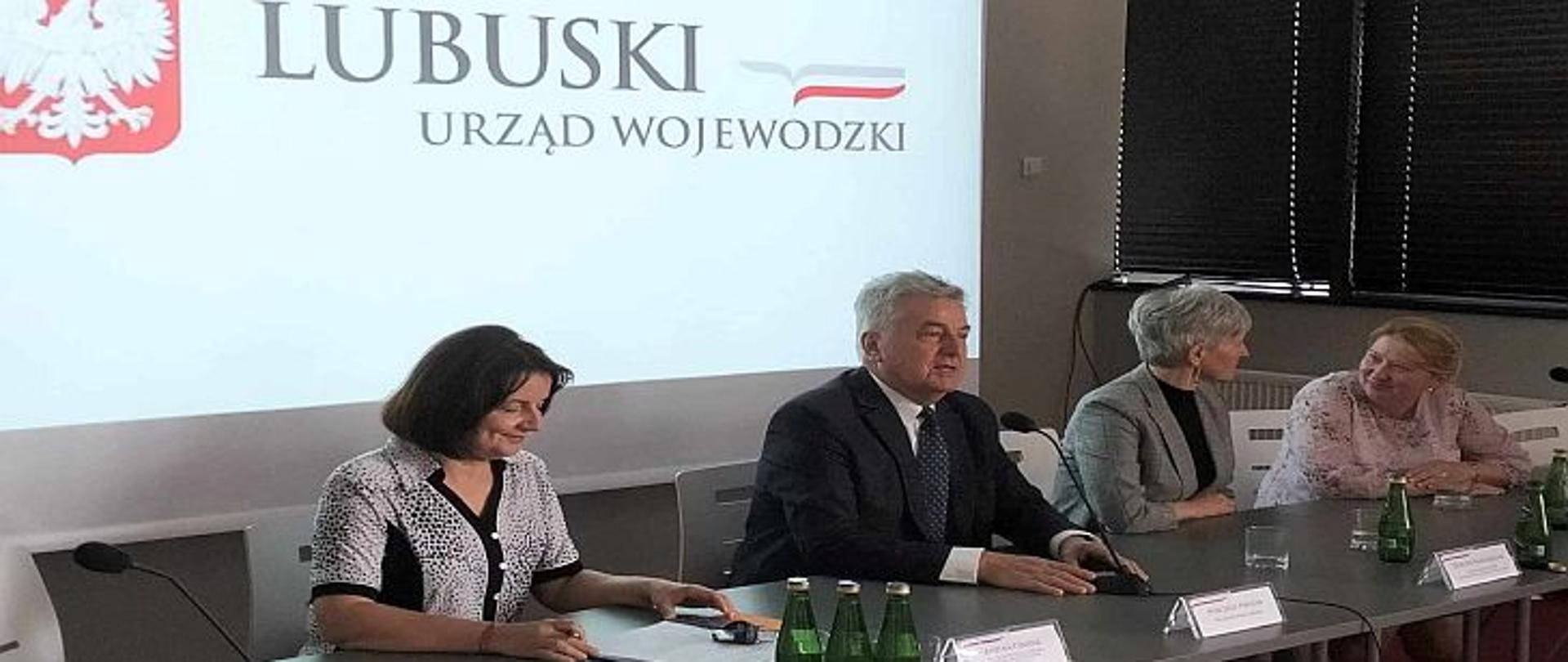 spotkanie w Lubuskim Urzędzie Wojewódzkim - przy stole od lewej siedzą: Dyrektor Wydziału Zdrowia w Lubuskim Urzędzie Wojewódzkim - Bożena Chudak, Wicewojewoda lubuski - Wojciech Perczak, Lubuski Państwowy Wojewódzki Inspektor Sanitarny - Dorota Konaszczuk, Wojewódzki Konsultant w dziedzinie mikrobiologii lekarskiej - Joanna Jursa-Kulesza