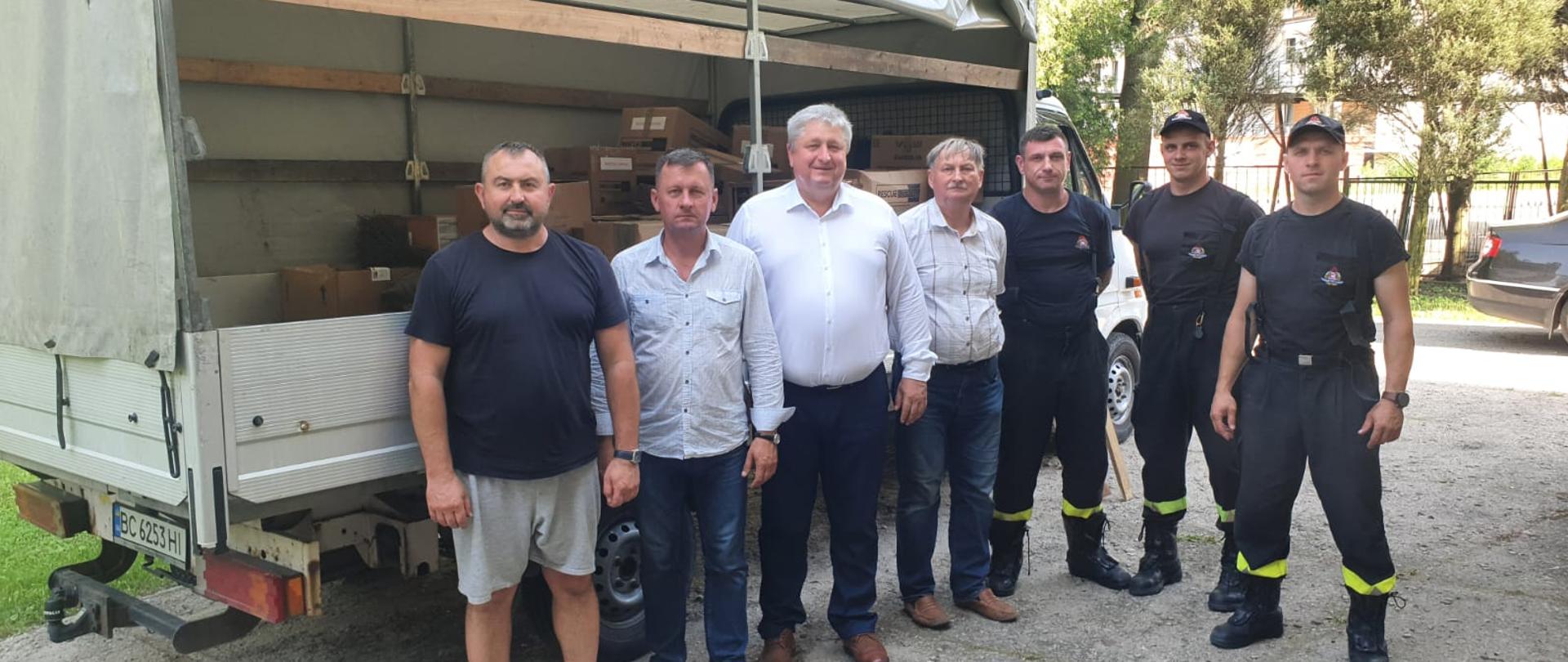 Strażacy Komendy Powiatowej PSP w Łosicach pomagają w załadunku darów dla potrzebujących