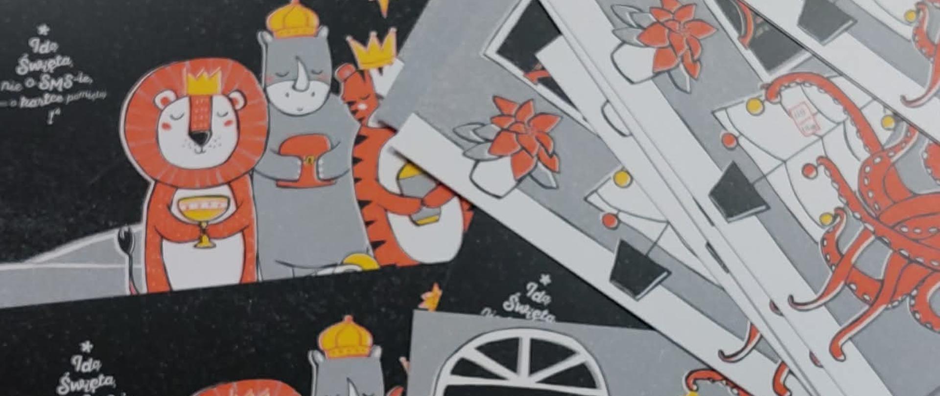 Zdjęcie pocztówek leżących na szkolnej ławce.