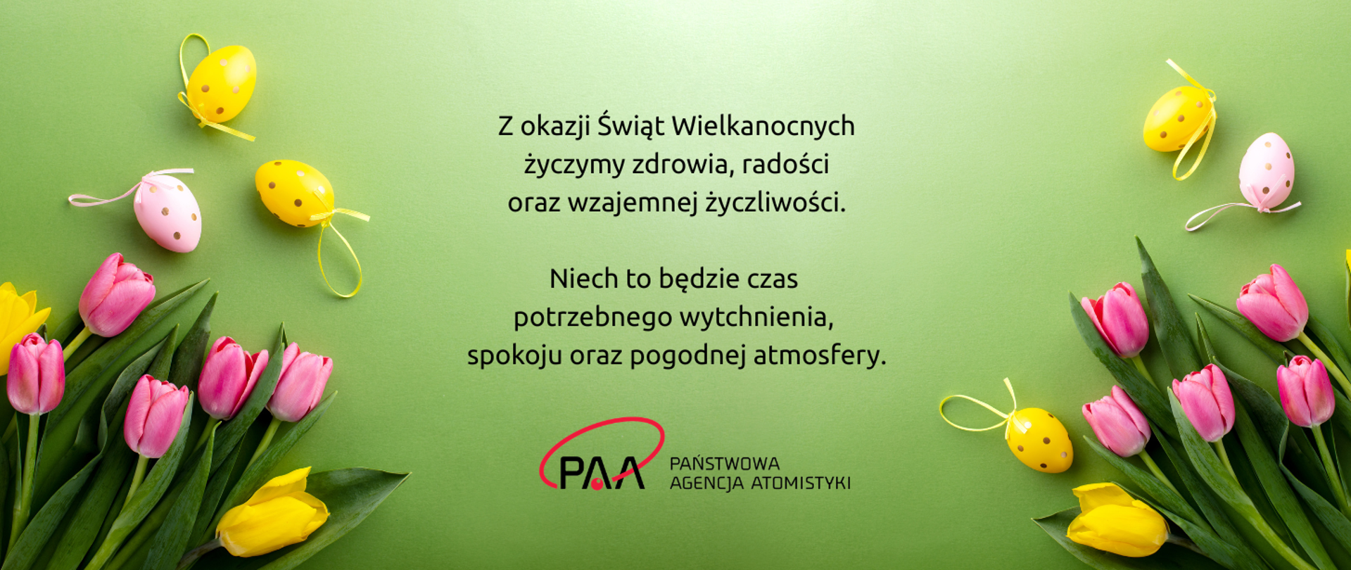 Kartka z życzeniami wielkanocnymi - życzenia na zielonym tle, obok życzeń różowe tulipany i żółte oraz różowe pisanki