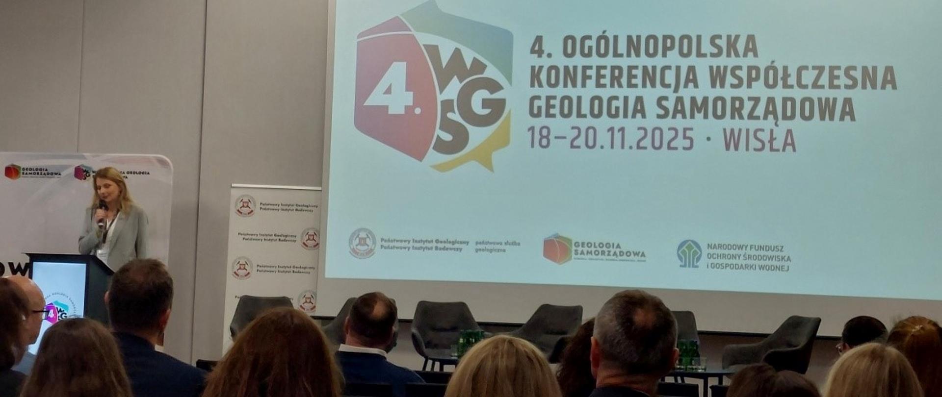 Widok z sali na prelegenta i ekran.