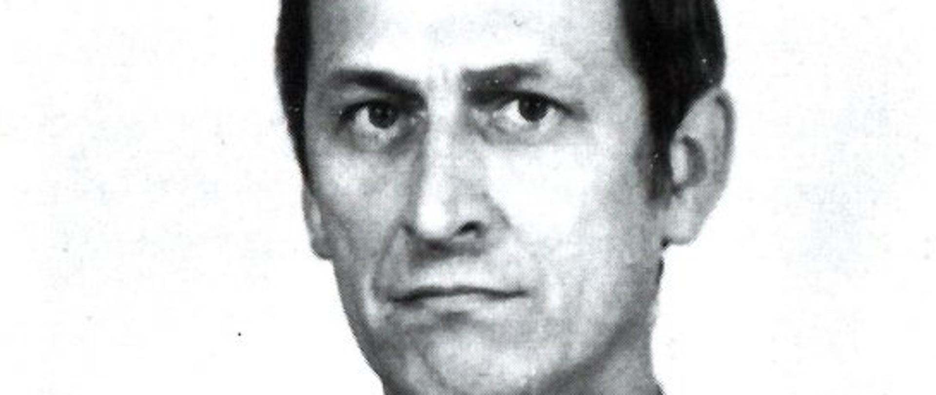 czarno-białe zdjęcie strażaka w mundurze w białej koszuli z krawatem
