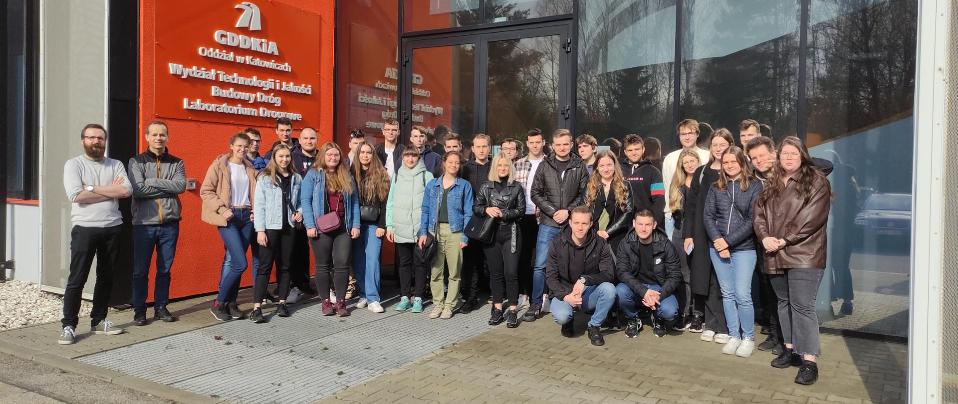 Studenci Politechniki Śląskiej w laboratorium drogowym katowickiego oddziału GDDKiA.