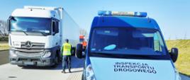 Jeden z pojazdów ciężarowych skontrolowany przez inspektorów z WITD w Szczecinie. Po lewej zatrzymany do kontroli pojazd członowy, po prawej inspekcyjny furgon. Między pojazdami stoi inspektor ITD.