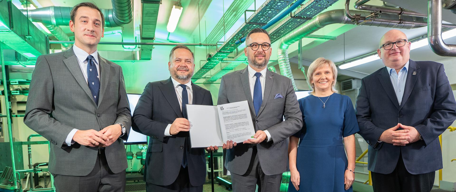 Minister Nauki i Szkolnictwa Wyższego, Marcin Kulasek i wiceminister Konrad Gołota oraz inni uczestnicy wydarzenia. 