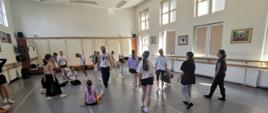 uczniowie leżą na podłodze sali baletowej warsztaty "Move on togheter"