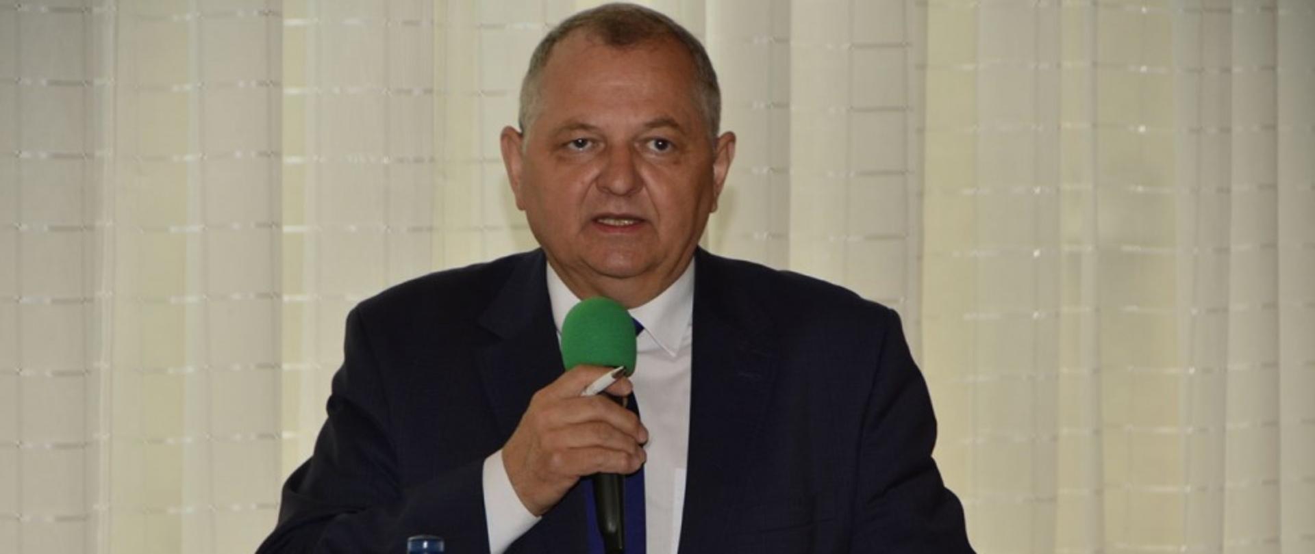 Wiceminister R. Zarudzki podczas konferencji w Łosiowie