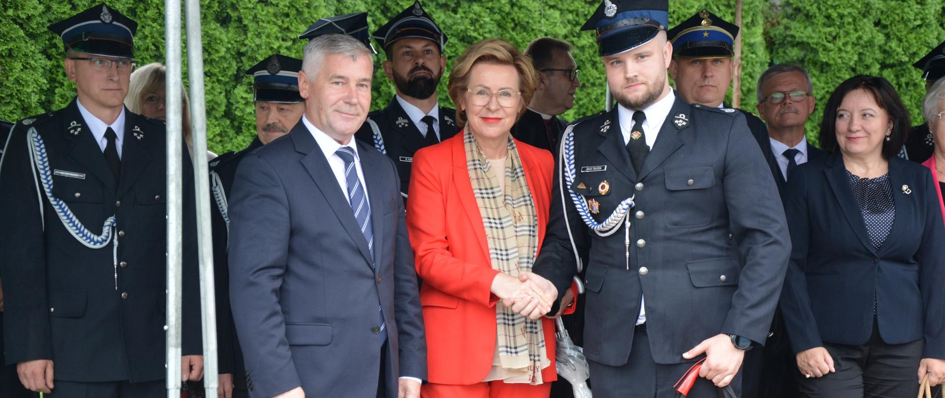 Zdjęcie przedstawia parlamentarzystów i strażaka OSP.