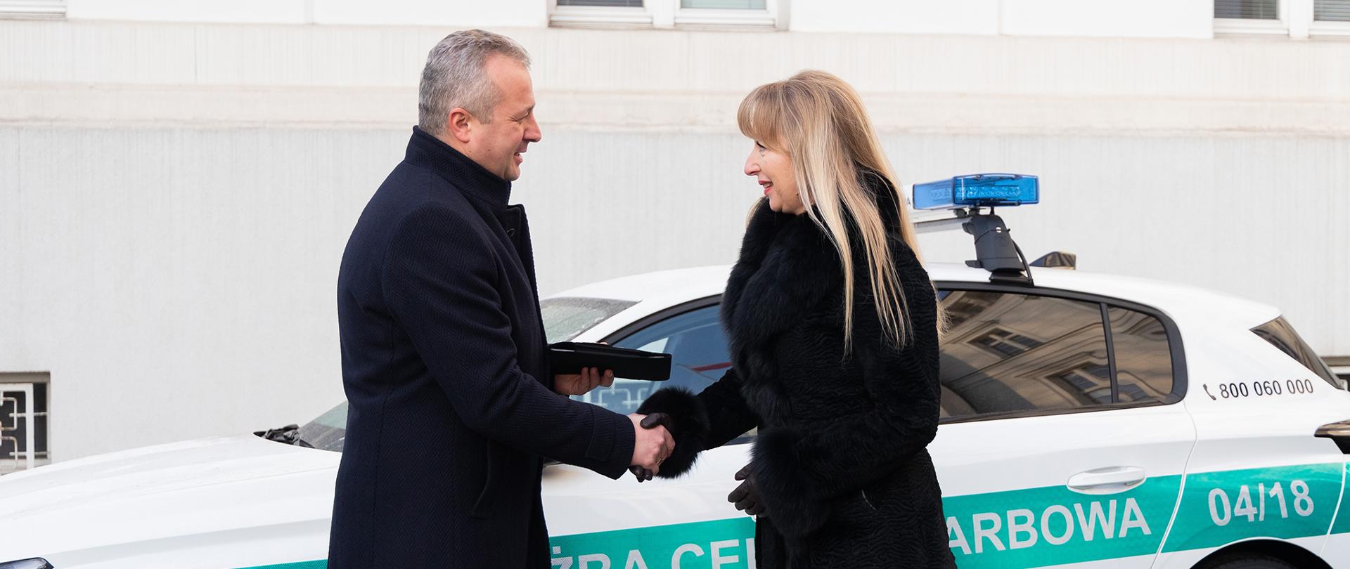 Wojewoda przekazujący kluczyki do nowego samochodu 