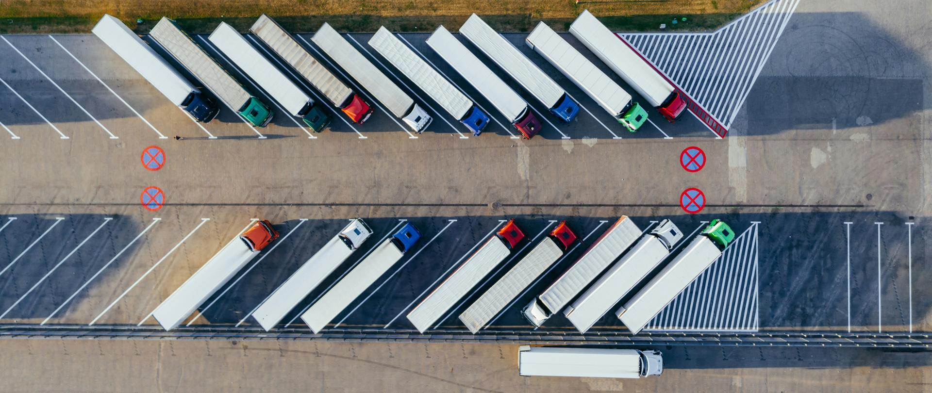 Ciężarówki na parkingu
