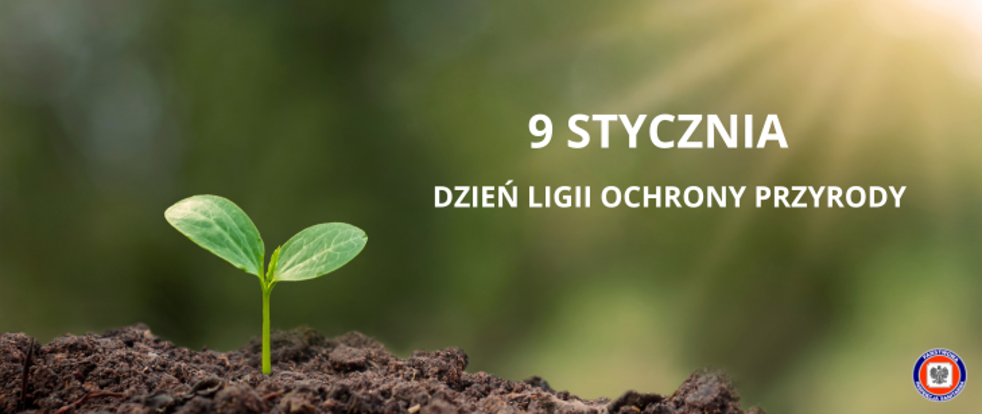 Grafika przedstawia kiełkującą zieloną roślinkę, która wyrasta z brązowej ziemi. Tło obrazka jest w rozmytym zielonym kolorze, a w prawym górnym rogu widoczne są promienie słońca. W prawym dolnym rogu zdjęcia znajduje się okrągłe logo Państwowej Inspekcji Sanitarnej przedstawiające czarnego orła na białym kwadratowym tle, które otoczone jest czerwonym wypełnieniem. Zewnętrzną część logo otacza granatowy okrąg z napisem Państwowa Inspekcja Sanitarna w kolorze białym. Na środku zdjęcia widnieje tytuł artykułu, który brzmi 9 stycznia Dzień Ligii Ochrony Przyrody.