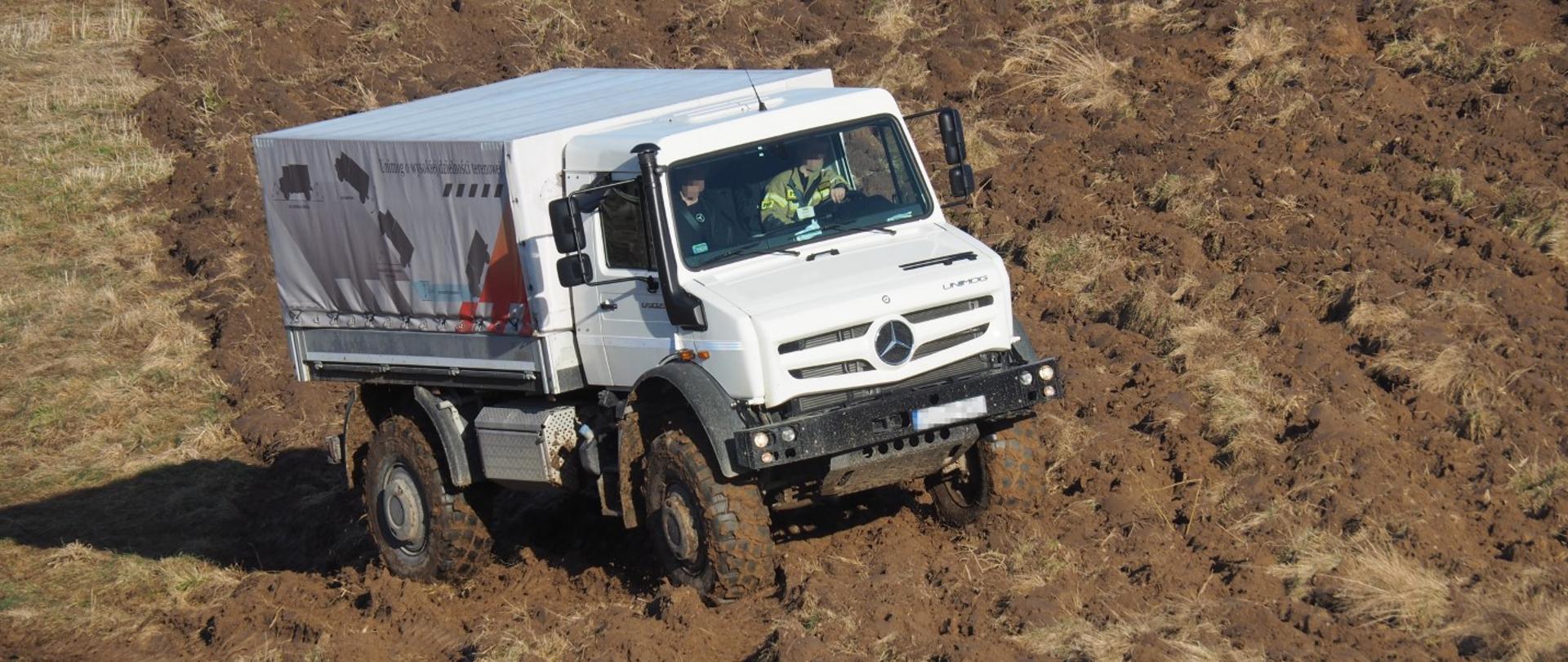 Zdjęcie przedstawia strażaków KM PSP w Olsztynie w trakcie szkolenia z obsługi pojazdów terenowych