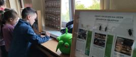 Zdjęcie przedstawia przebieg zajęcia edukacyjnych z dziećmi