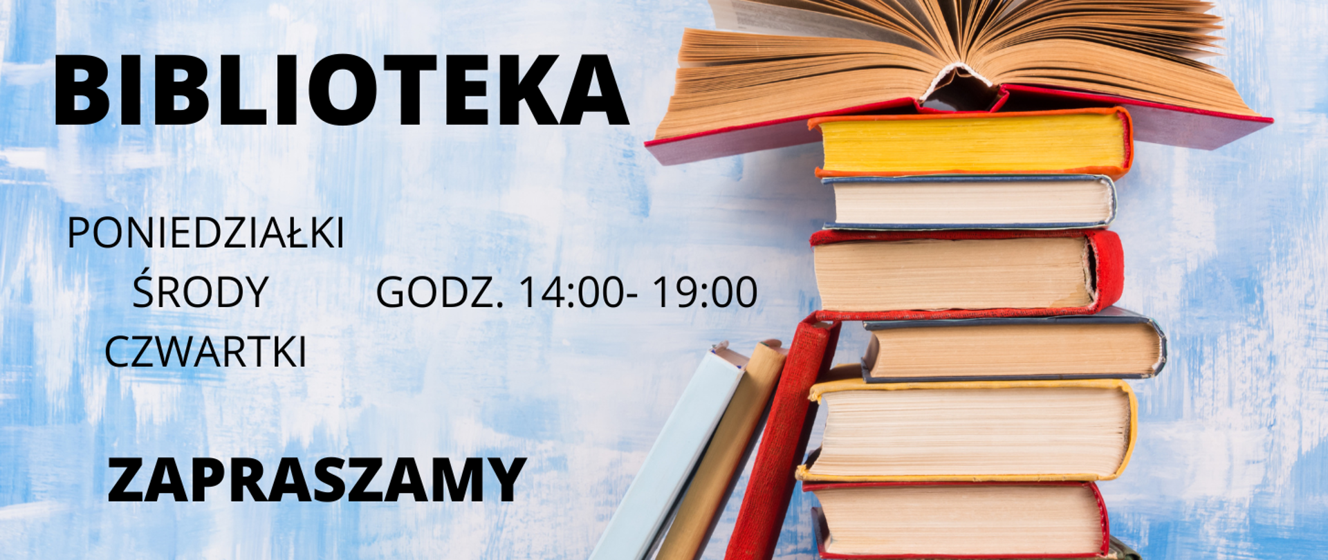 Na biało niebieskim tle z prawej strony książki ułożone jedna na drugiej. Górna książka jest otwarta. Z lewej strony zdjęcia czarny napis "BIBLIOTEKA", poniżej czarnymi literami wypisane jedne pod drugim dni tygodnia: "poniedziałki", "środy" i "czwartki", a z prawej strony napisu "środy" napis "godz. 14:00- 19:00". Na samym dole czarny napis "ZAPRASZAMY"
