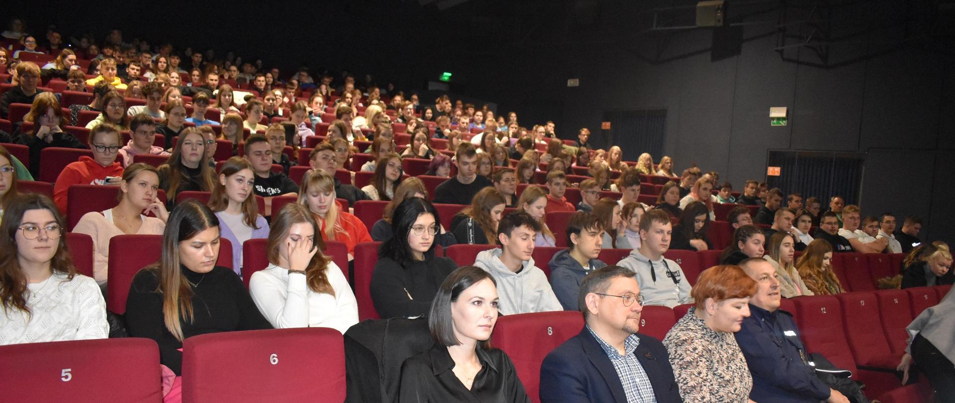 W krotoszyńskim kinie zasiada młodzież, uczestnicząca w konferencji. Widocznie rzędy wypełnione po brzegi słuchaczami. Na scenie trwa prelekcja na temat zagrożeń skierowana dla uczestników ruchu drogowego.