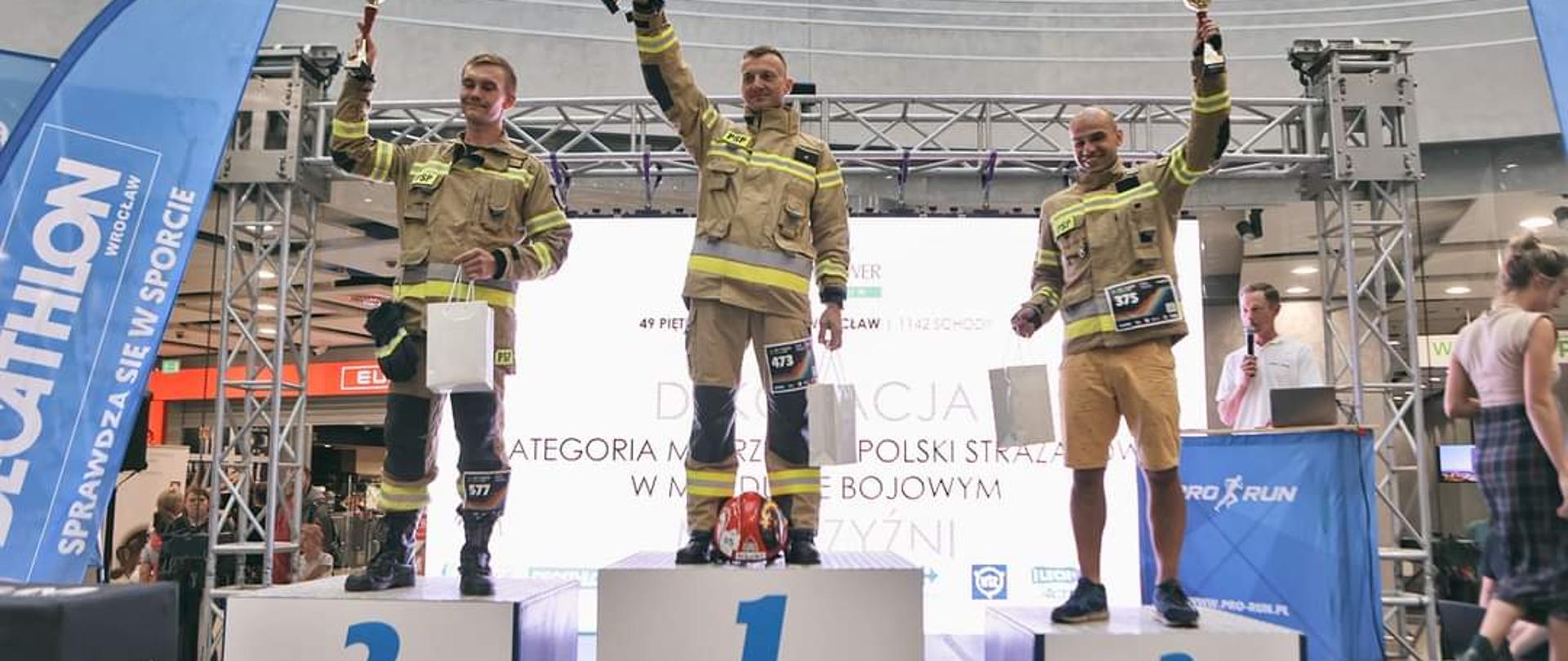 Zdjęcie przedstawia strażaków podczas zawodów Sky Tower Run Wrocław
