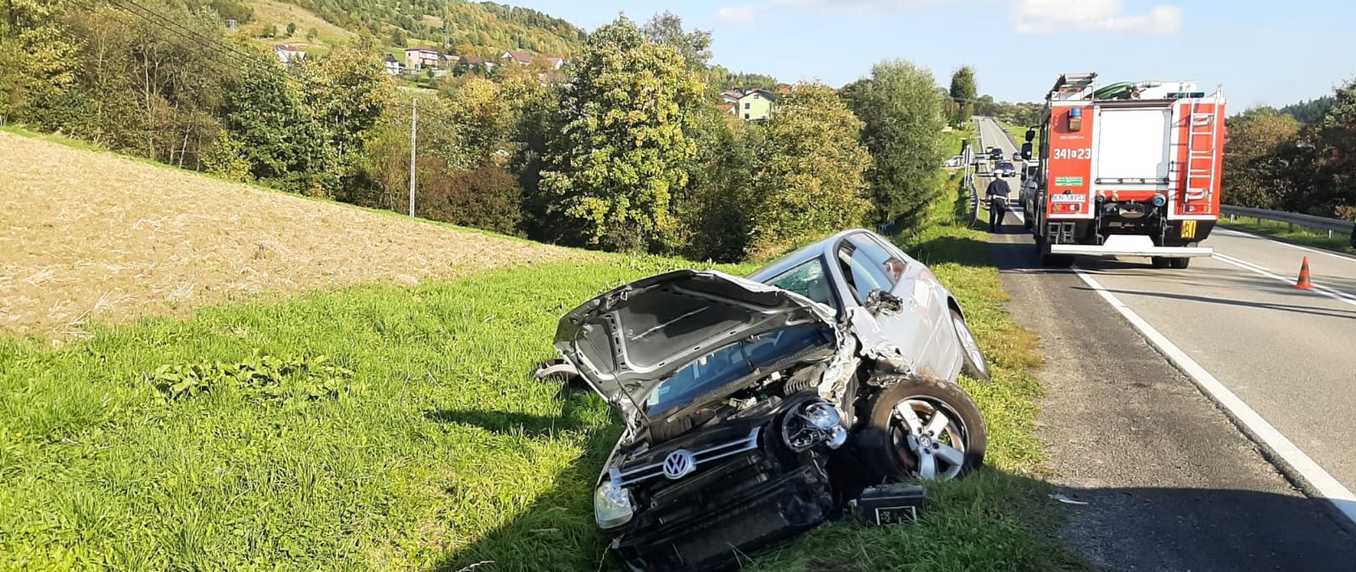 Rozbity samochód w rowie