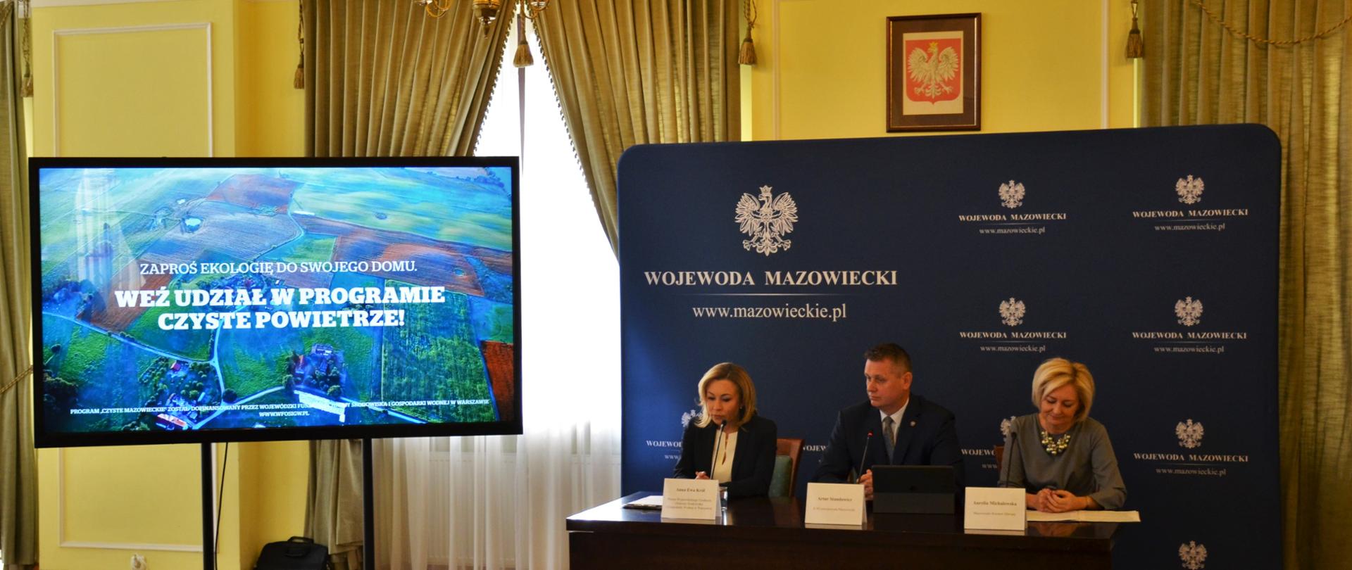 W konferencji inaugurującej tegoroczną edycję kampanii informacyjnej "Czyste Mazowieckie" uczestniczyli Wicewojewoda Mazowiecki Artur Standowicz, Anna Ewa Król - Prezes Wojewódzkiego Funduszu Ochrony Środowiska i Gospodarki Wodnej w Warszawie oraz Mazowiecki Kurator Oświaty Aurelia Michałowska