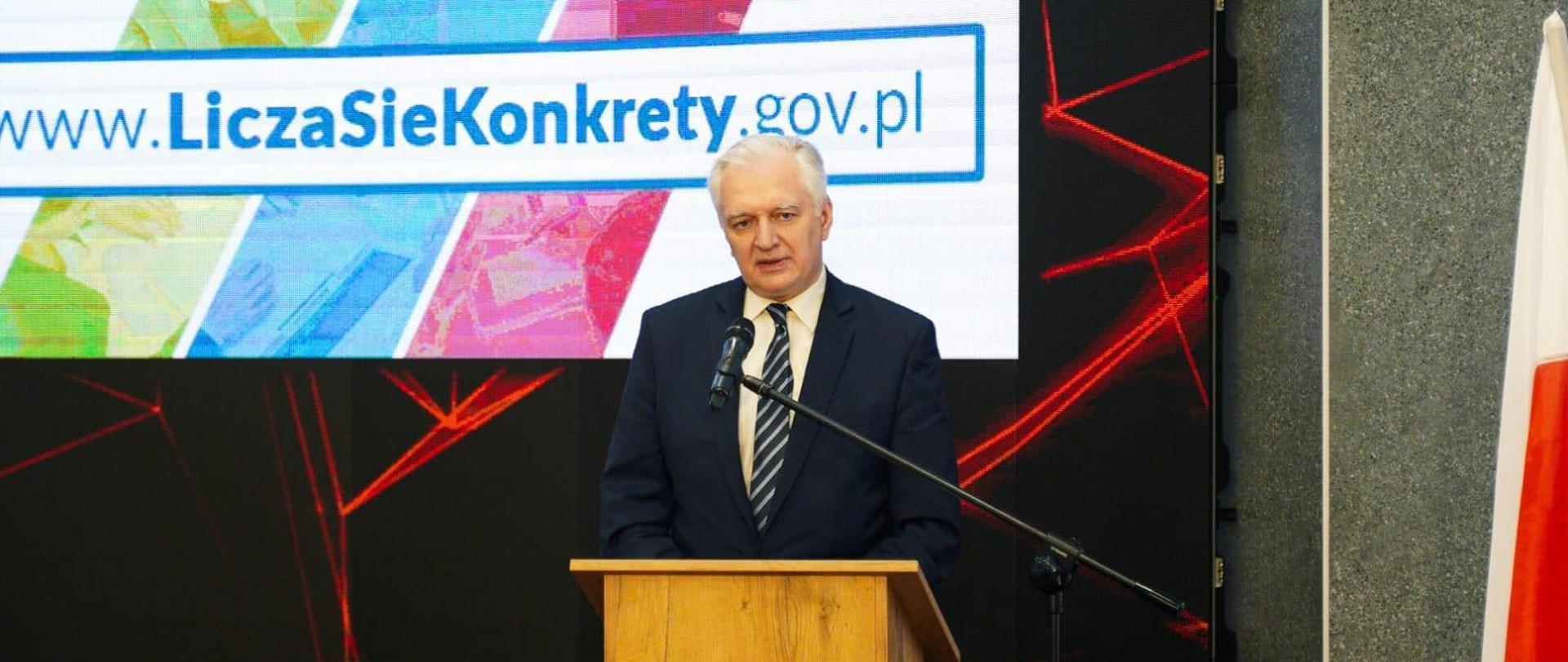 Premier Jarosław Gowin przemawia na konferencji w Radomsku dot. podpisania porozumienia między KZN a gminami z woj. łódzkiego