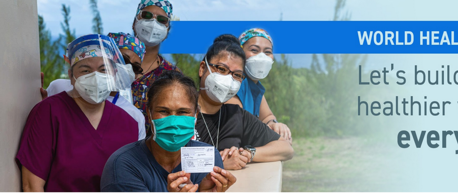 Po lewej pracownicy służby zdrowia z uboższych obszarów świata w maseczkach ochronnych, po prawej hasło Światowego Dnia Zdrowia: Let's build a fairer, healthier world for everyone”