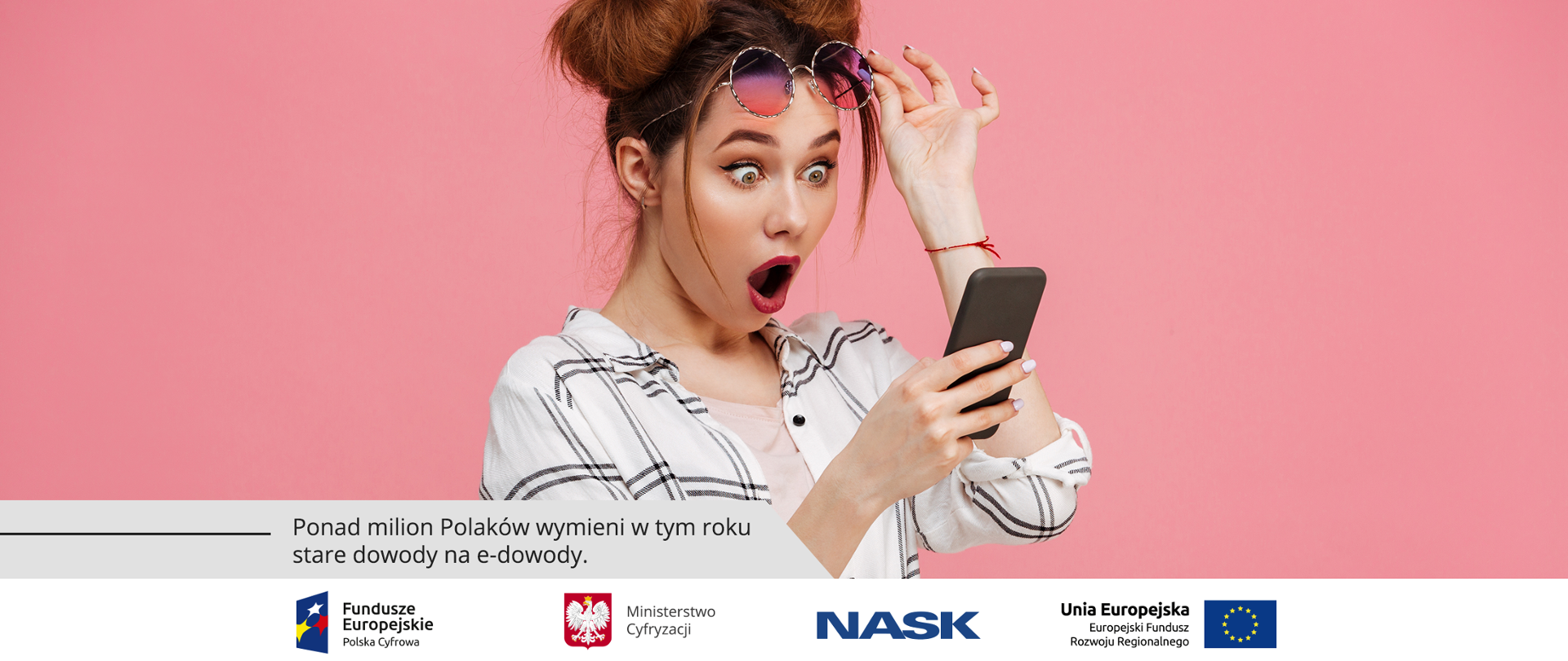 Dziewczyna patrząca w telefon ze zdziwioną minią, podnosi okulary przeciwsłoneczne do góry