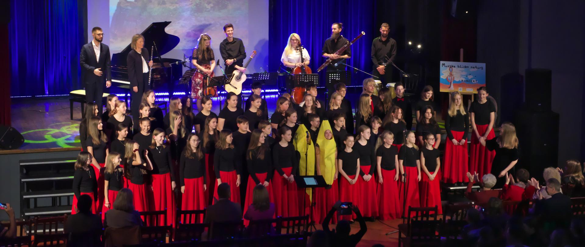 zdjęcie z koncertu "Muzyka blisko natury" przedstawiające wykonawców i chór PSM na scenie KOK