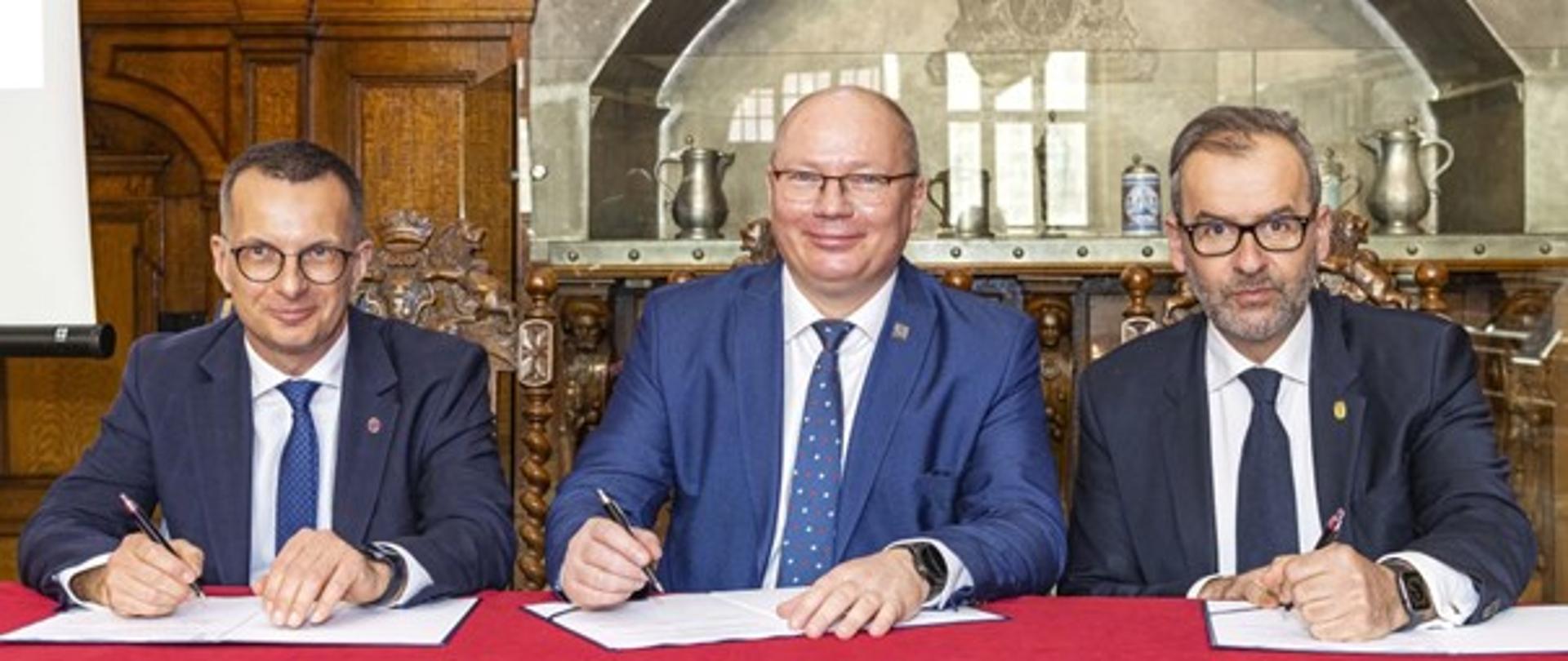 Prof. Marcin Gruchała, rektor GUMed, prof. Krzysztof Wilde, rektor PG oraz prof. Piotr Stepnowski, rektor UG. Fot. P. Sudara/GUMed