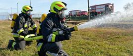 Na zdjęciu strażacy podczas ćwiczeń