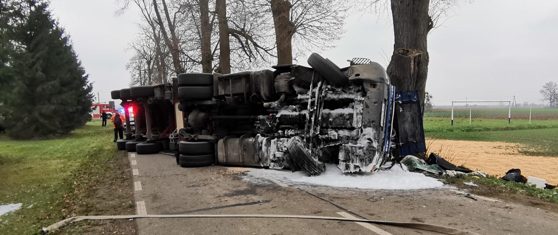 Samochód ciężarowy leży na boku na jezdni