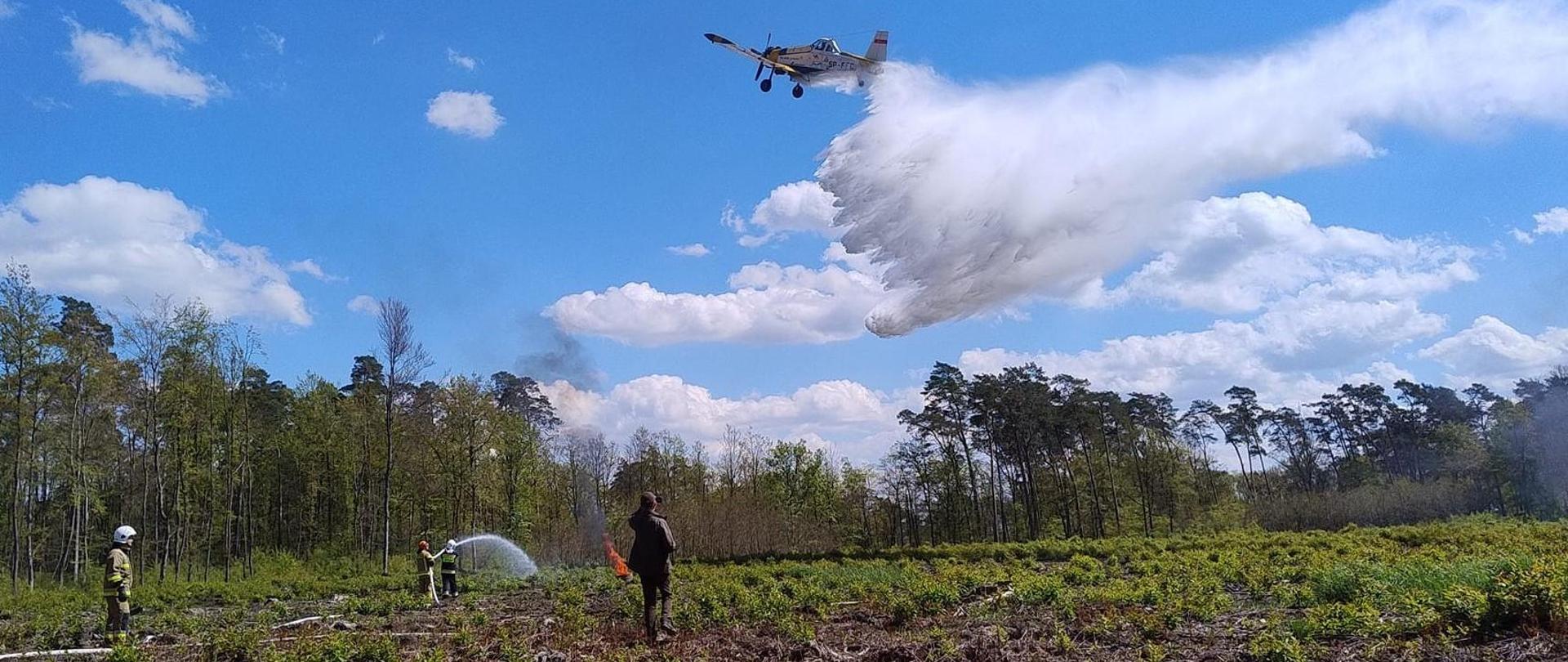 Zdjęcie pokazuje zrzut wody z samolotu pożarniczego