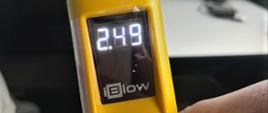 Wstępne badanie trzeźwości, przeprowadzone inspekcyjnym alkomatem przesiewowym, wykazało w powietrzu wydychanym przez kierowcę 2,49 promila. 