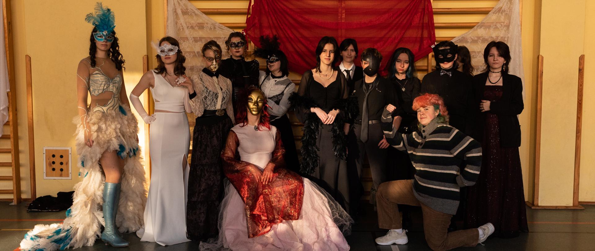 Na zdjęciu znajdują się uczniowie w strojach i maskach balowych